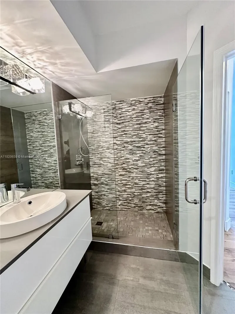1330 West Ave 3007, Miami Beach, Florida, United States. - Photo 40