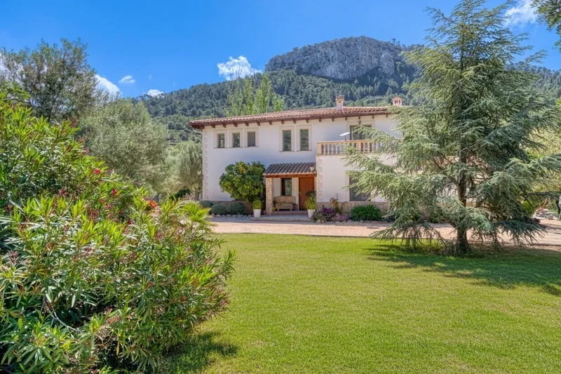 Peaceful country house near Esporles with impressive natural surroundings and privacy