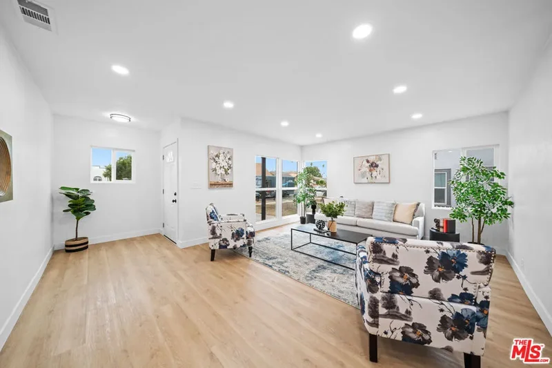2909 8th Avenue, Los Angeles, California, United States. - Photo 6