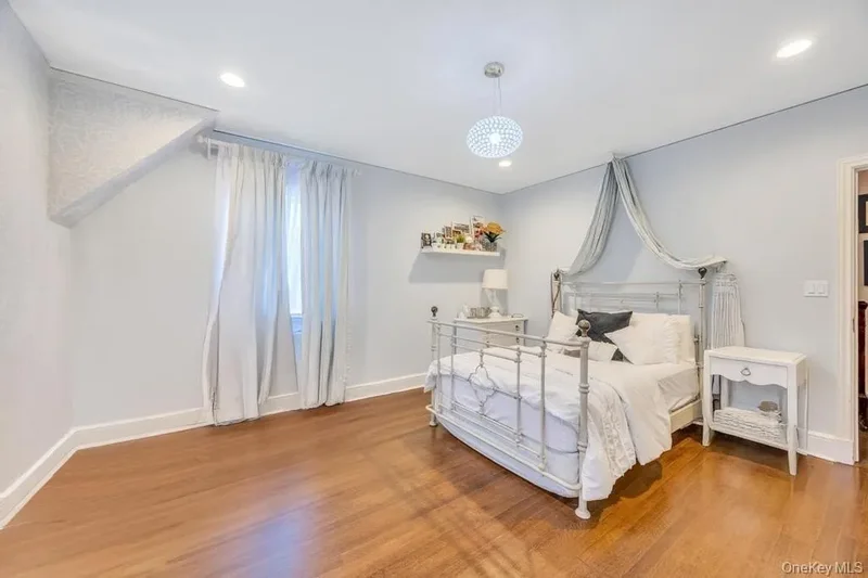 65 Clover Drive, Great Neck, NY, 11021, USA, Great Neck, New York, United States. - Photo 3