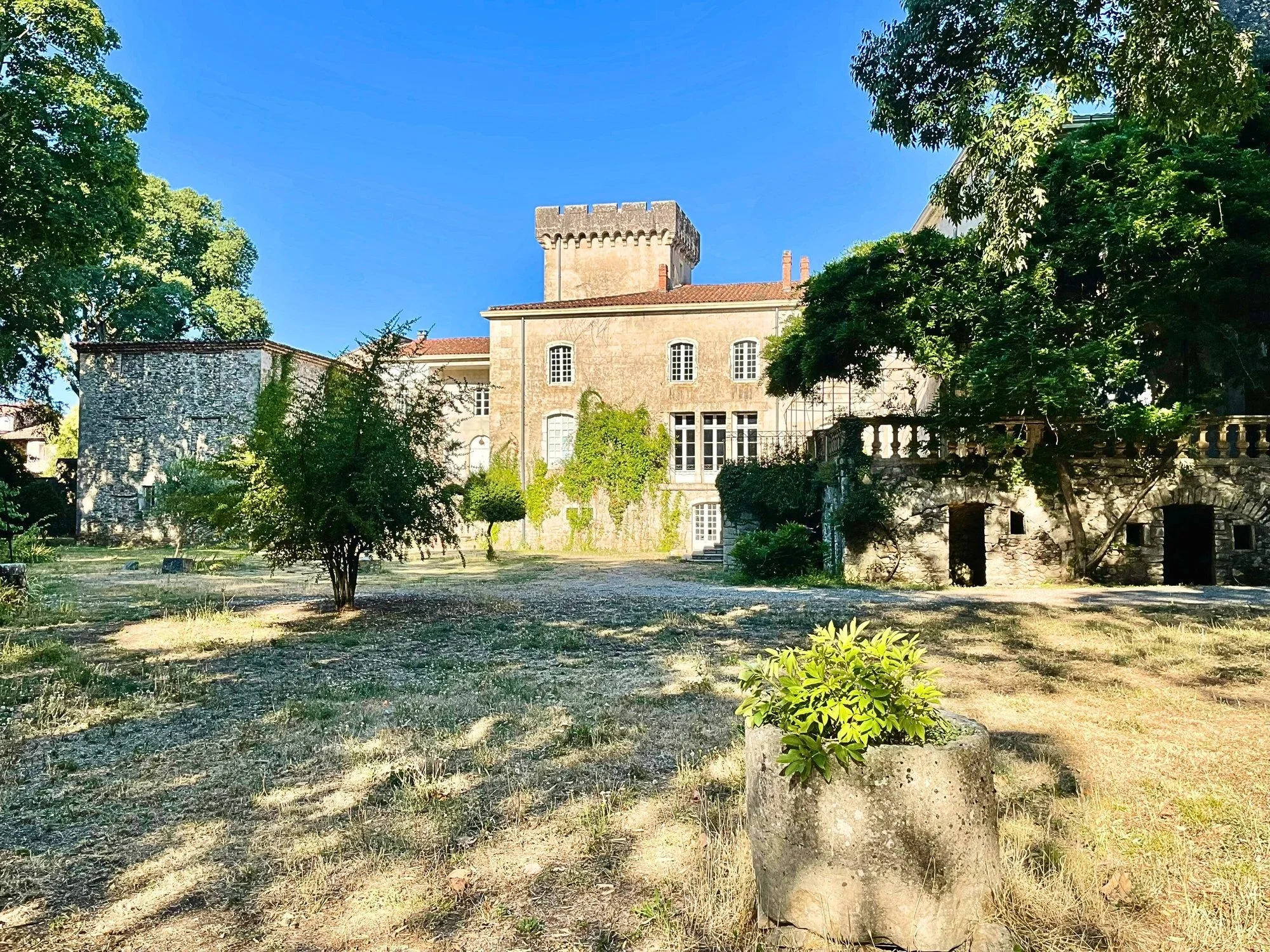 Exterior photo 6