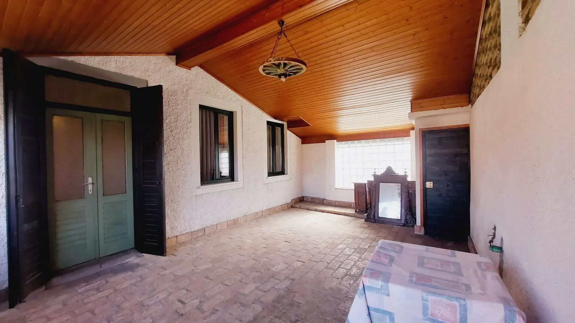 Exterior photo 5