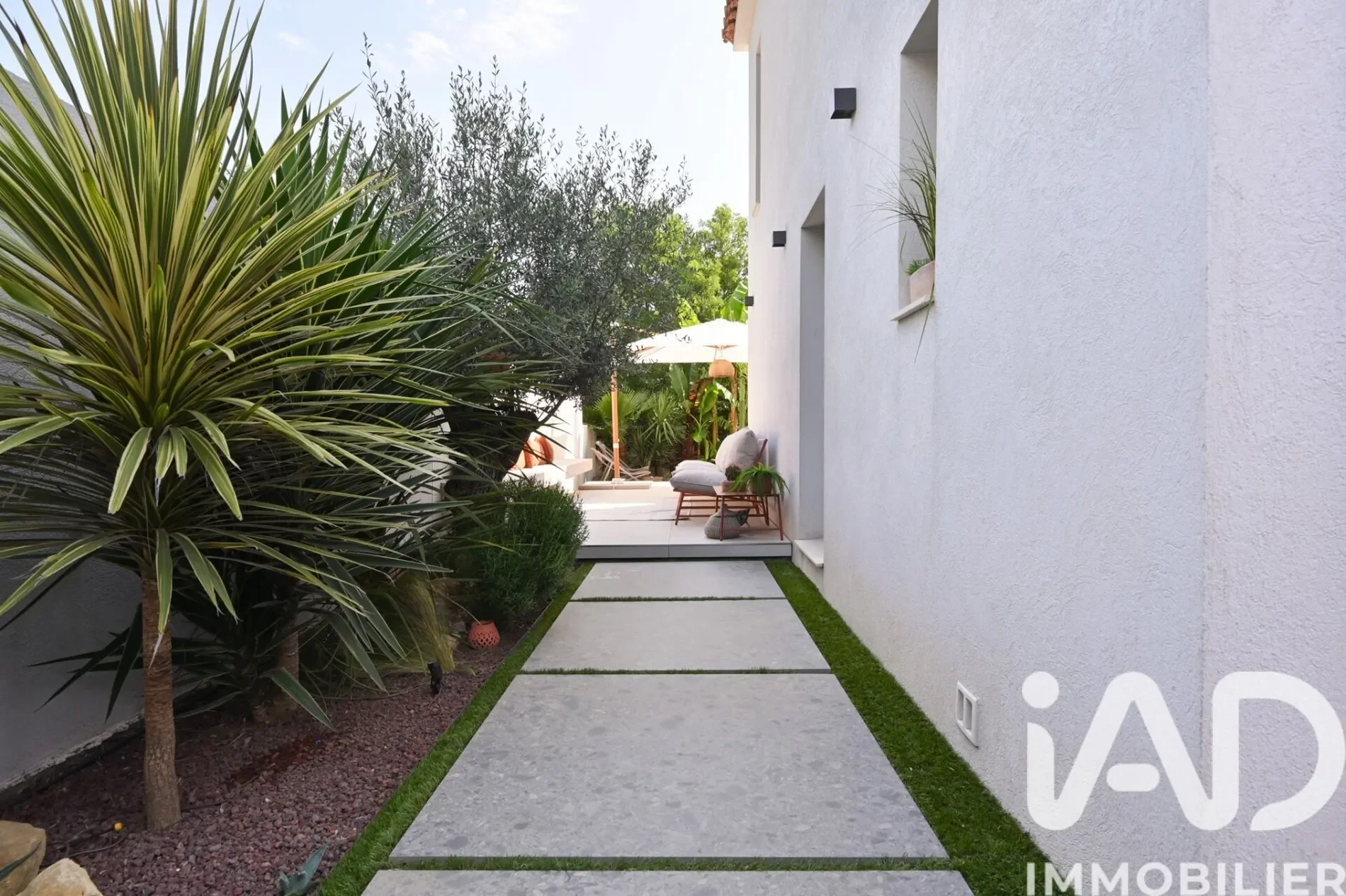 Exterior photo 8