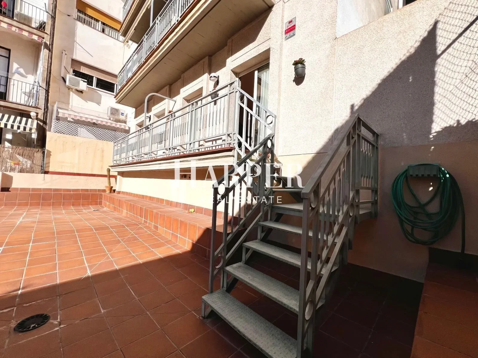 Exterior photo 5