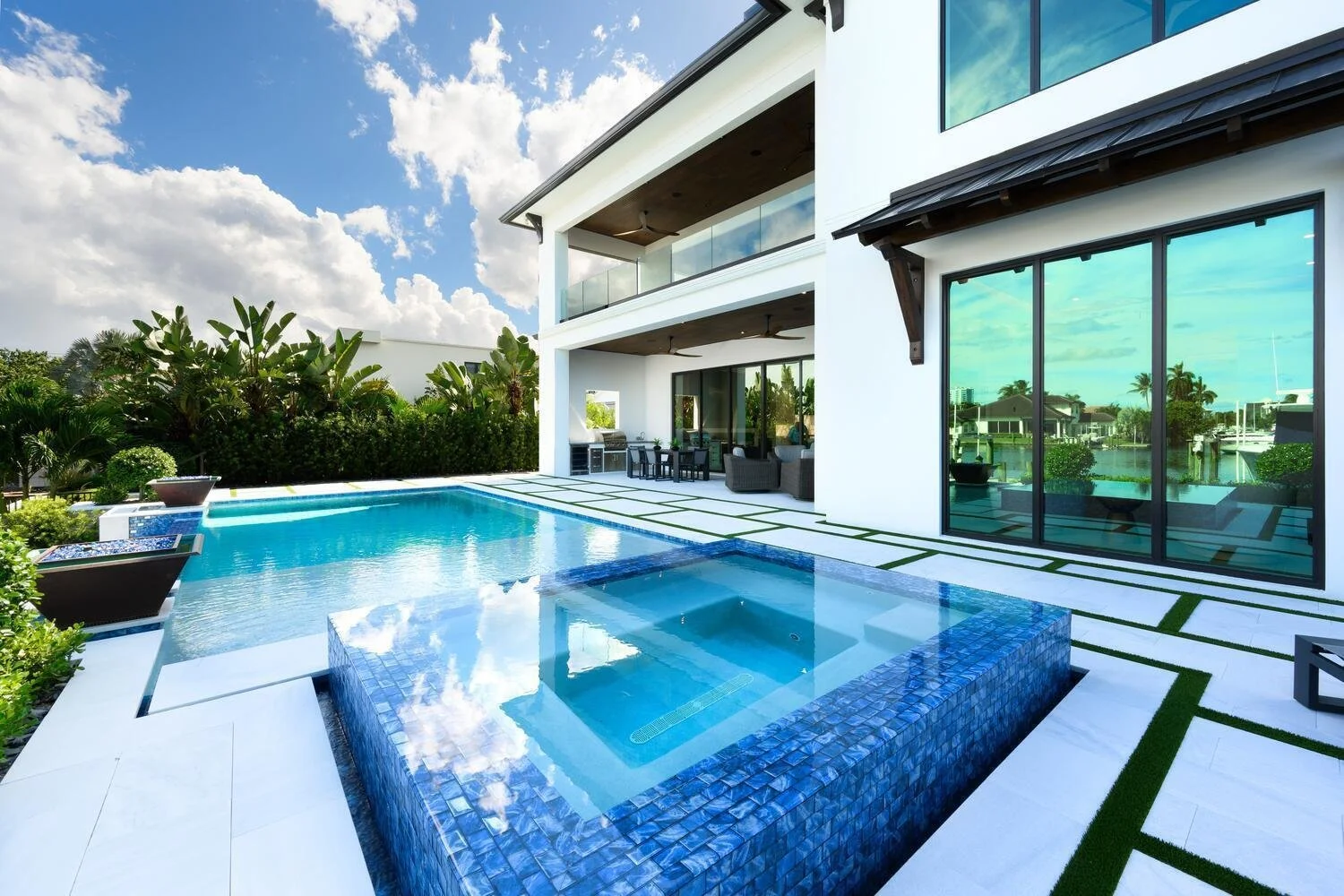 Exterior photo 6