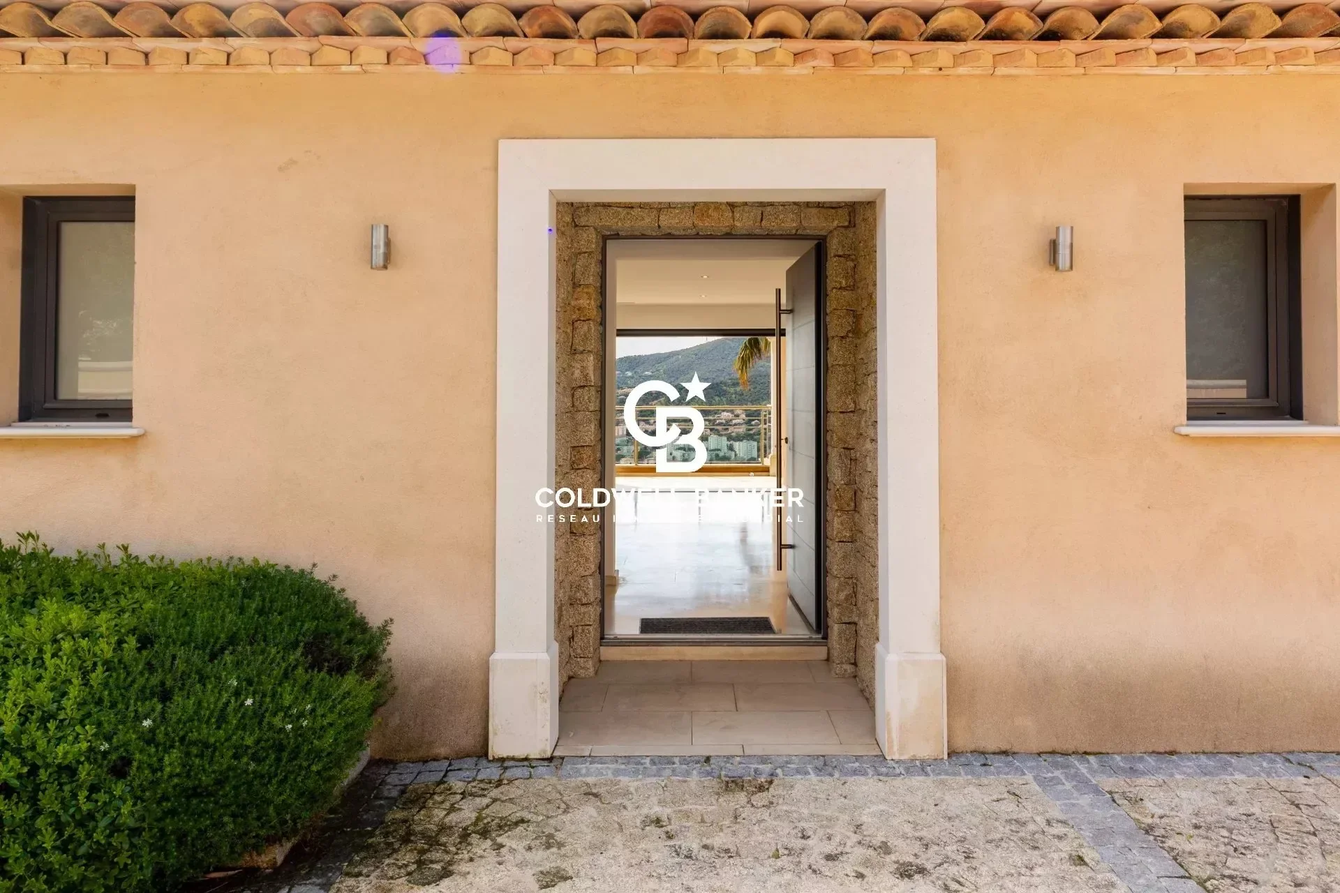 Exterior photo 8