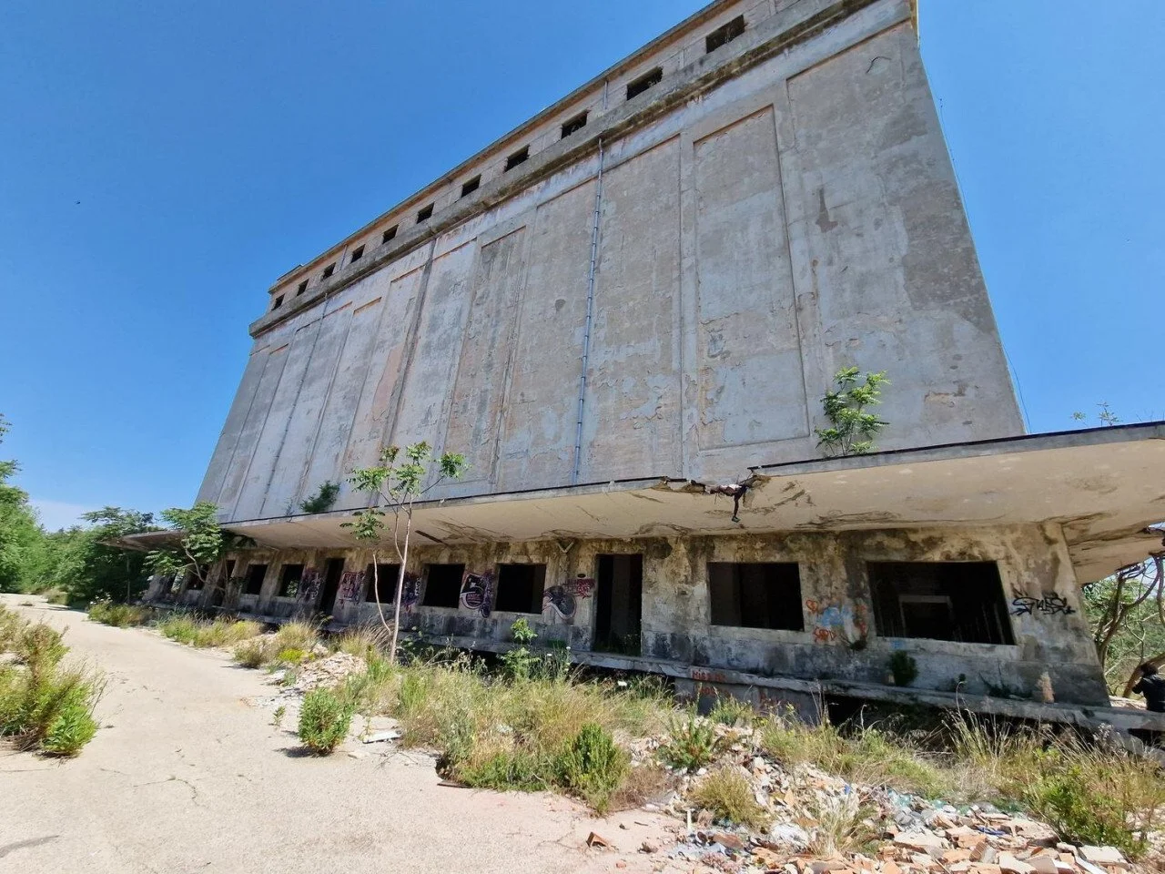 Exterior photo 3