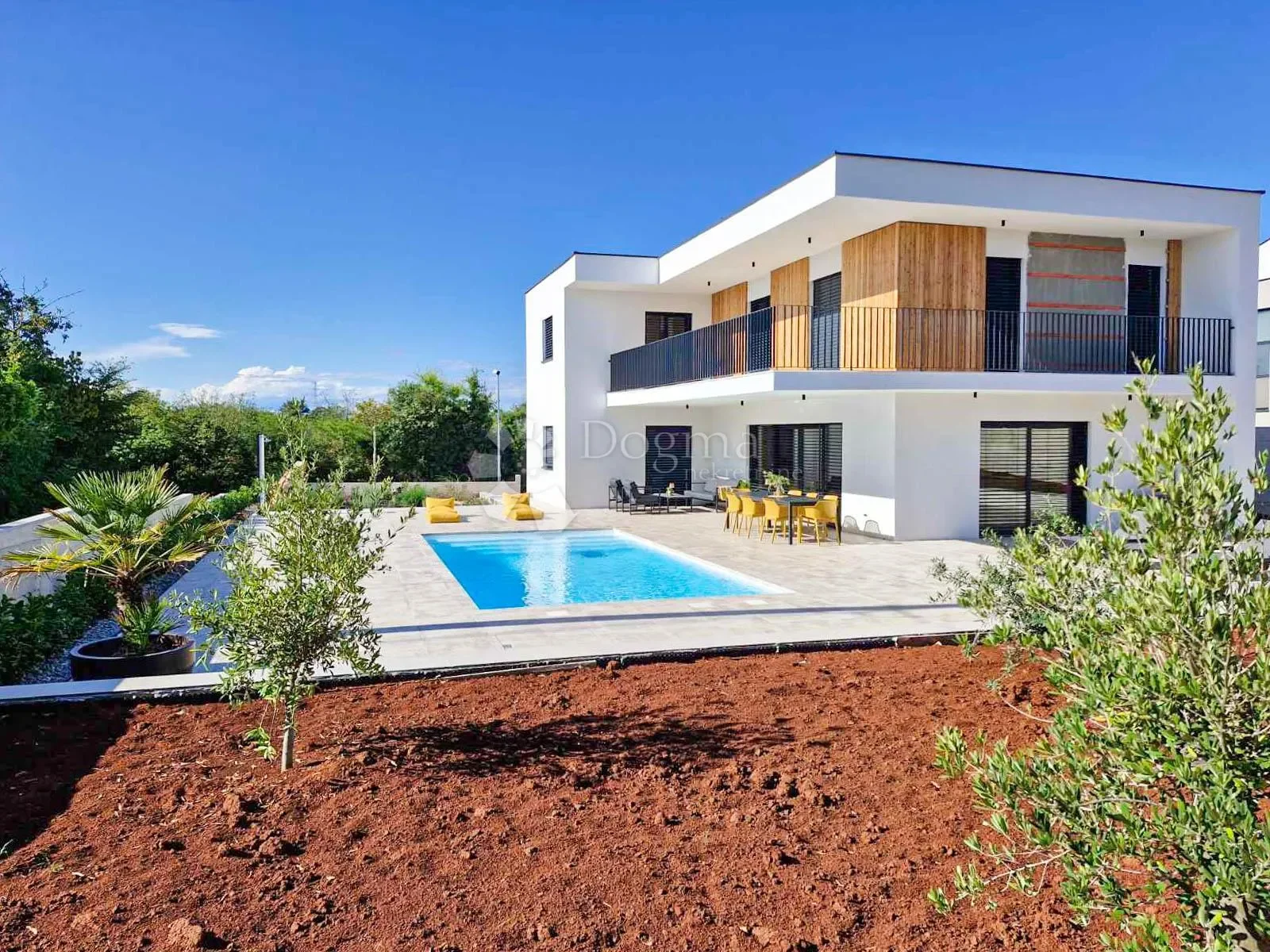 Exterior photo 2
