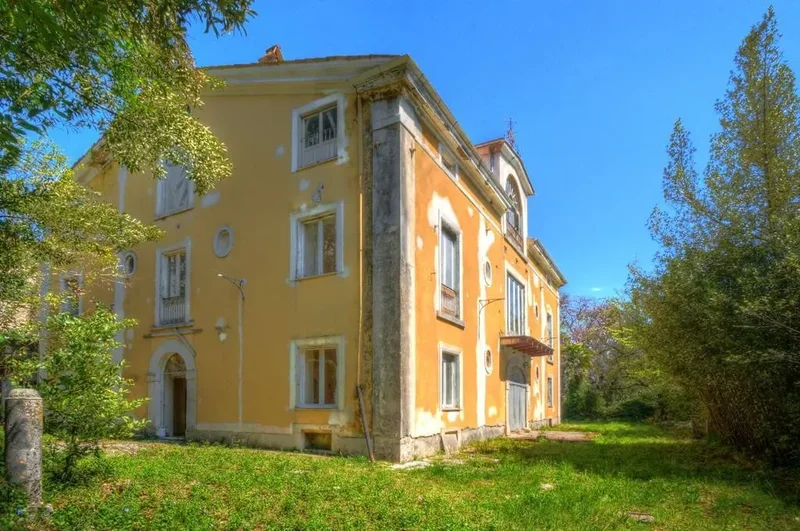 Historic villa with centuries-old park in Isola del Liri