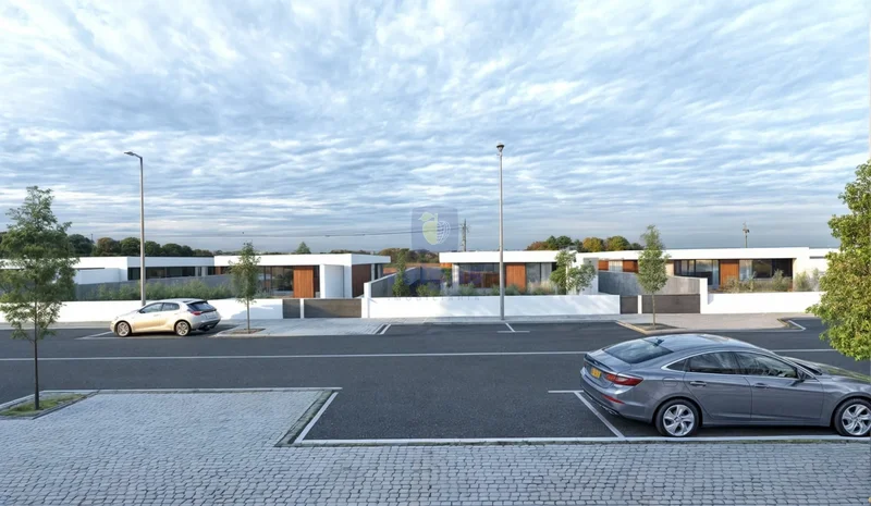 3 bedroom villa with garage and heated pool, in the Senhora da Luz neighborhood!
