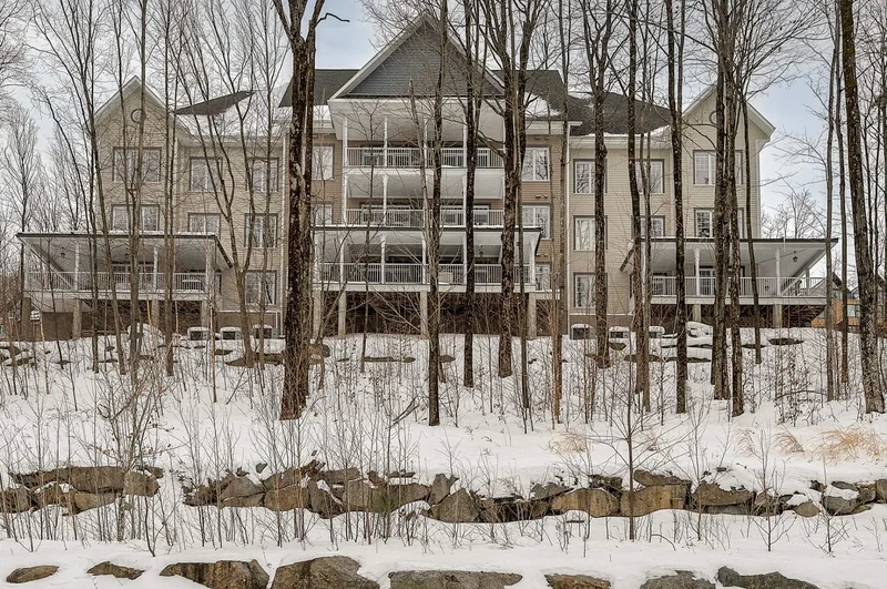220 Ch. des Diligences 201, Bromont, Quebec, Canada. - Photo 11