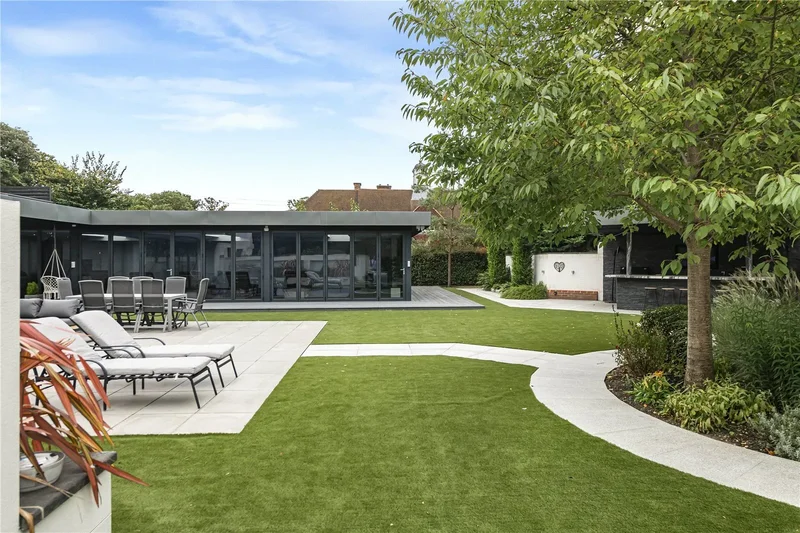 Logs Hill Close, Chislehurst, Bromley, England, United Kingdom. - Photo 15