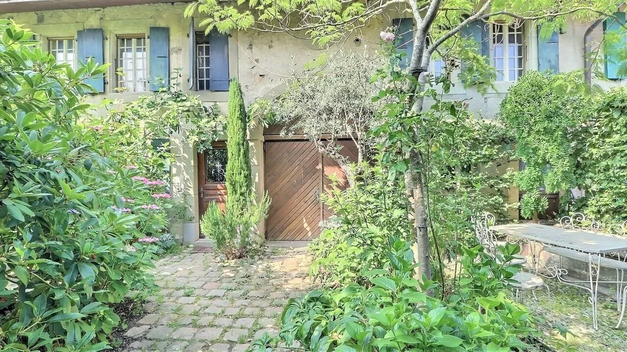 Exterior photo 3