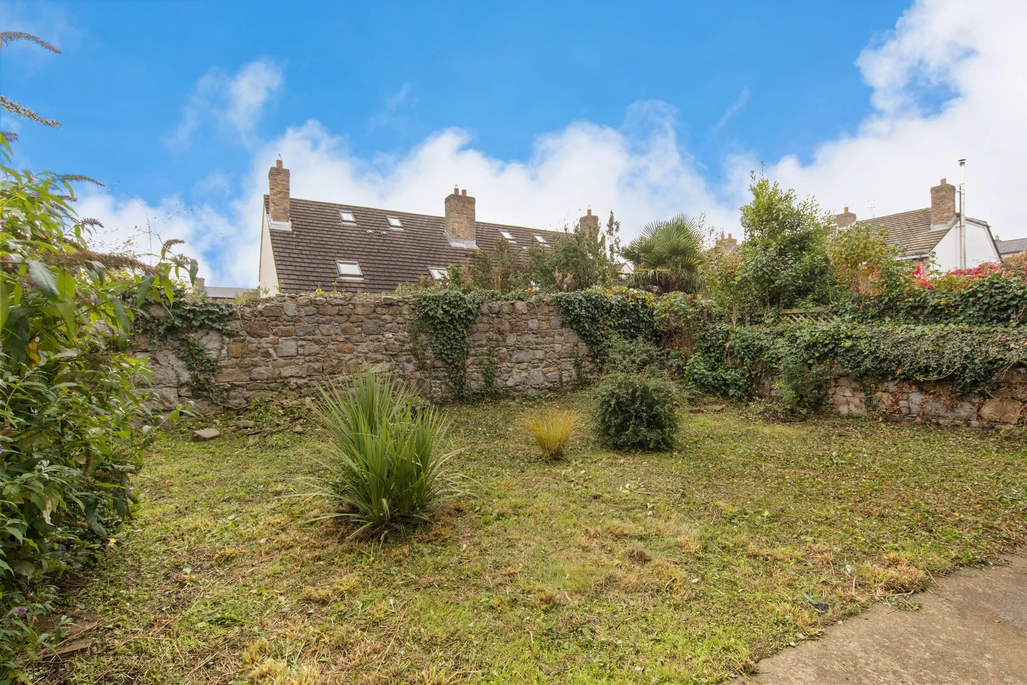 Exterior photo 2