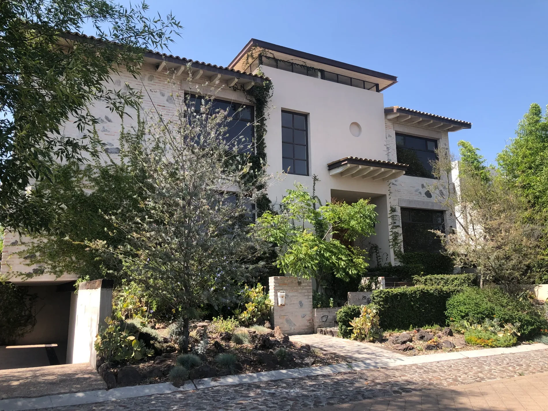 Exterior photo 2