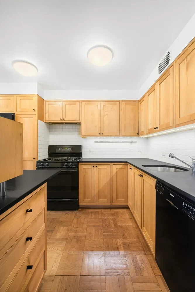 5 Bedrooms Apartment