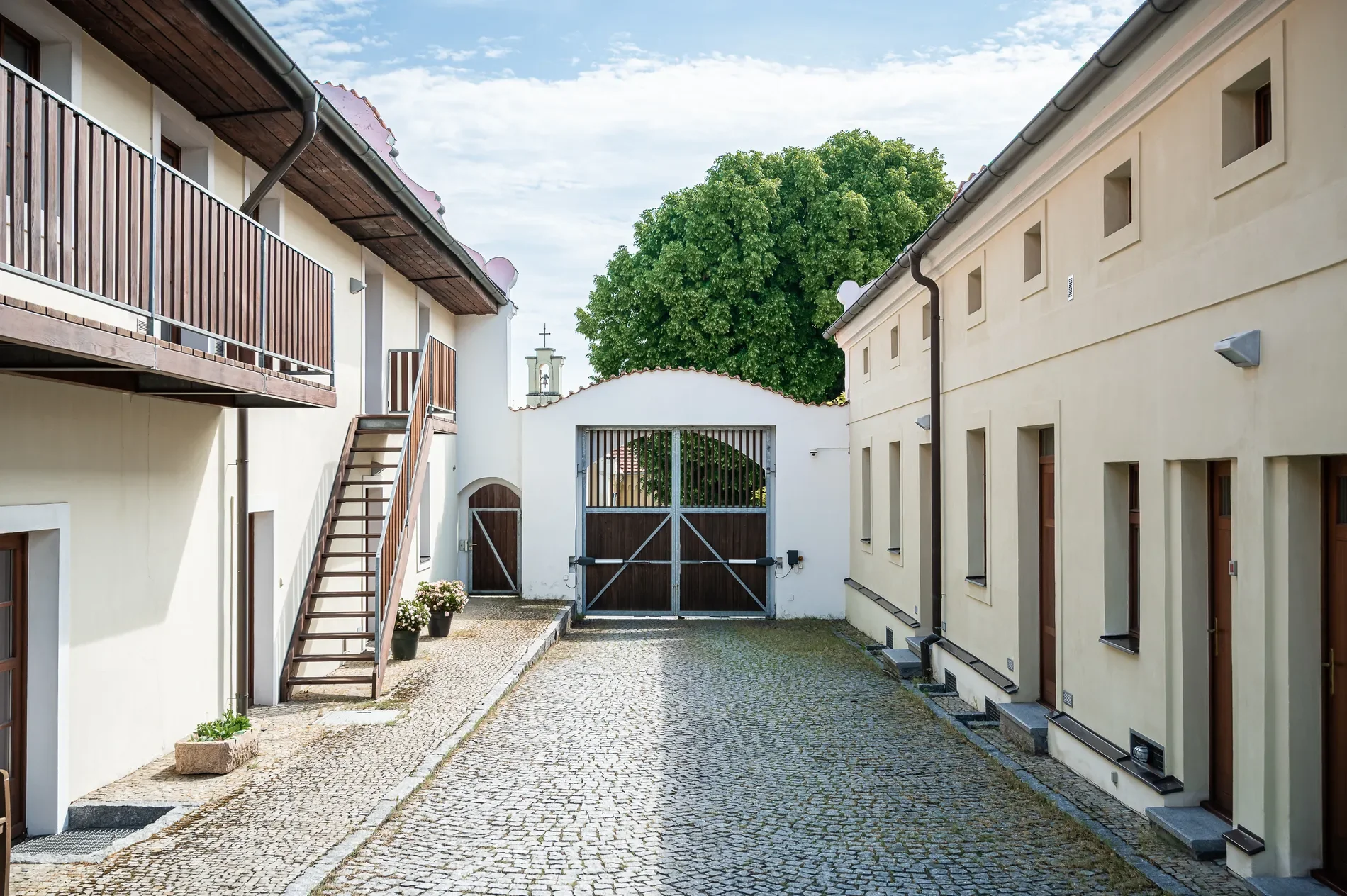 Exterior photo 6