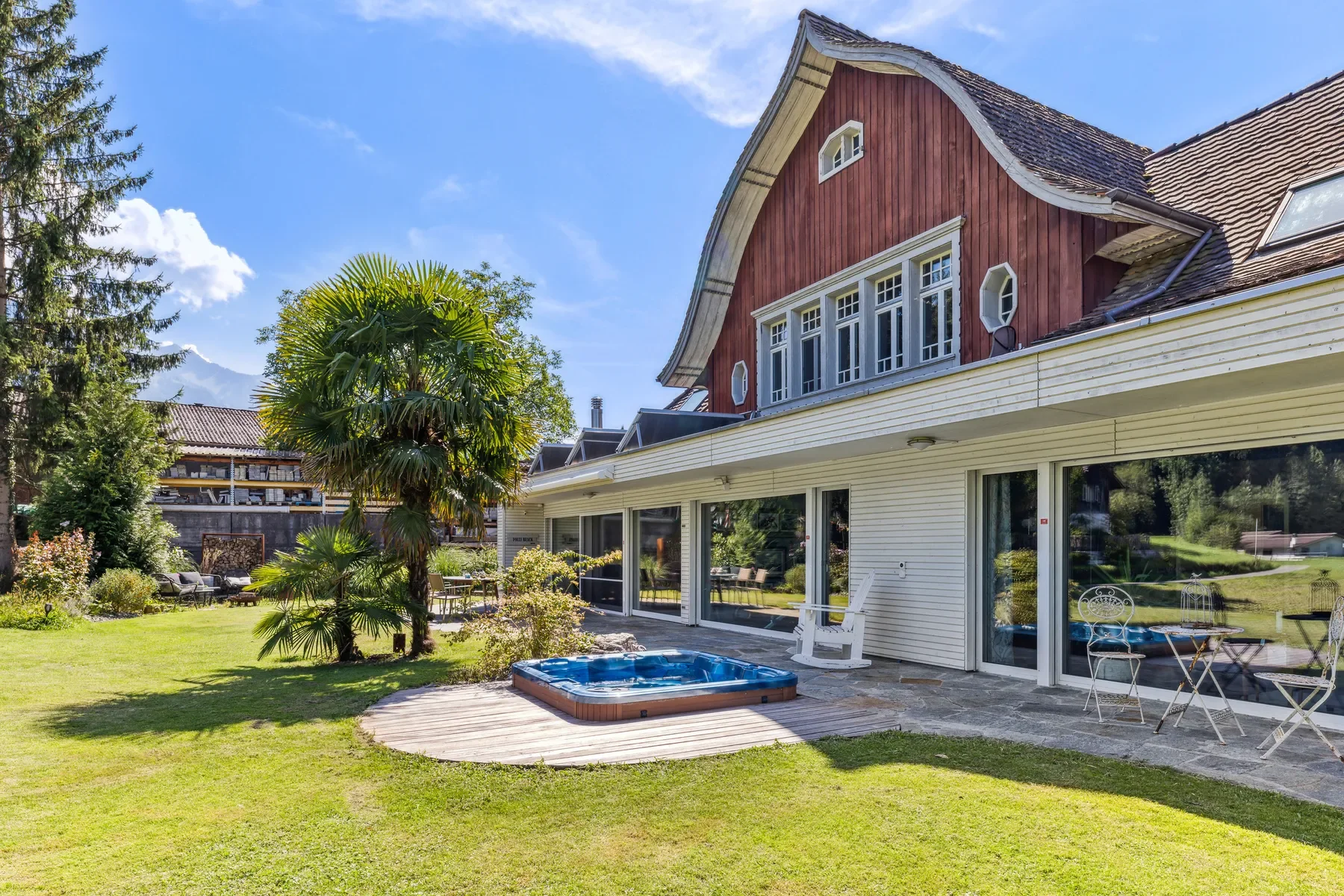 Exterior photo 5