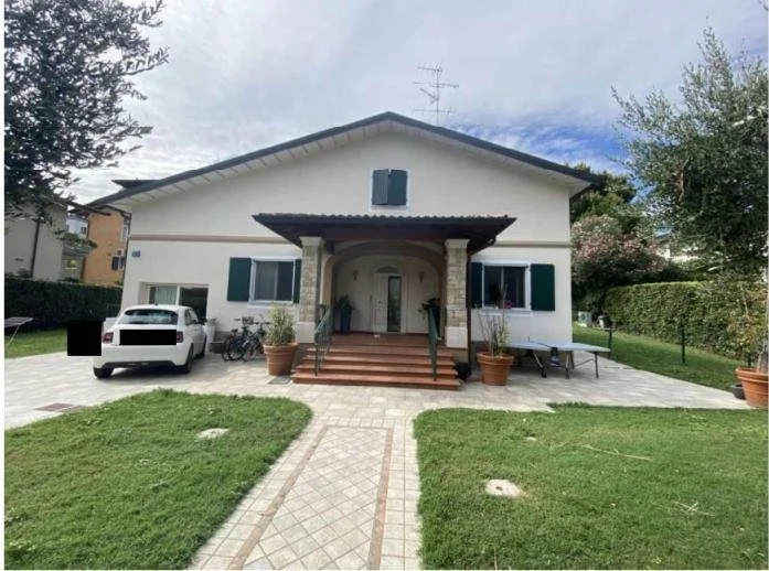 DETACHED VILLA WITH SPACIOUS GARDEN AND PORCH