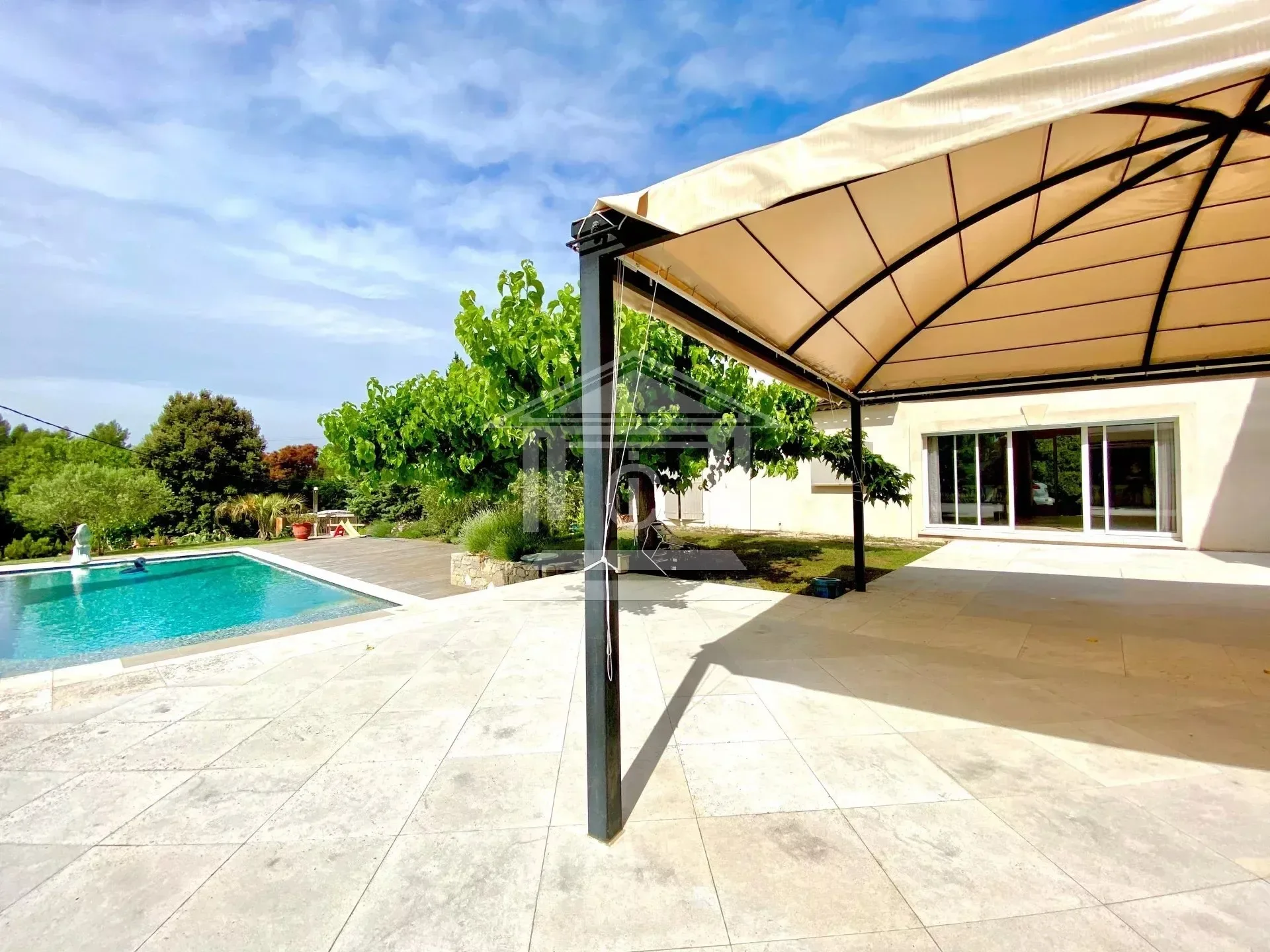 Exterior photo 5