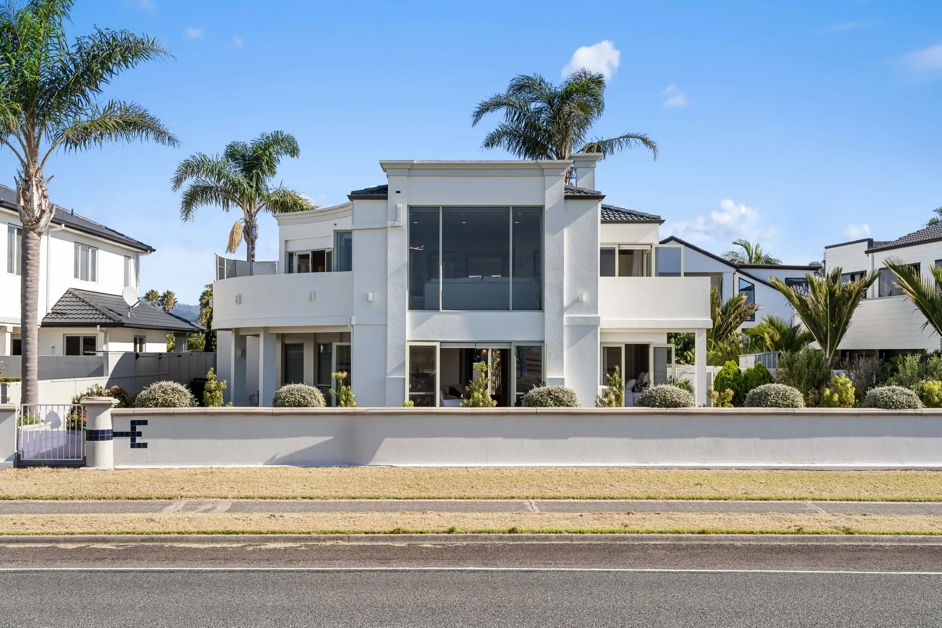 Exterior photo 5