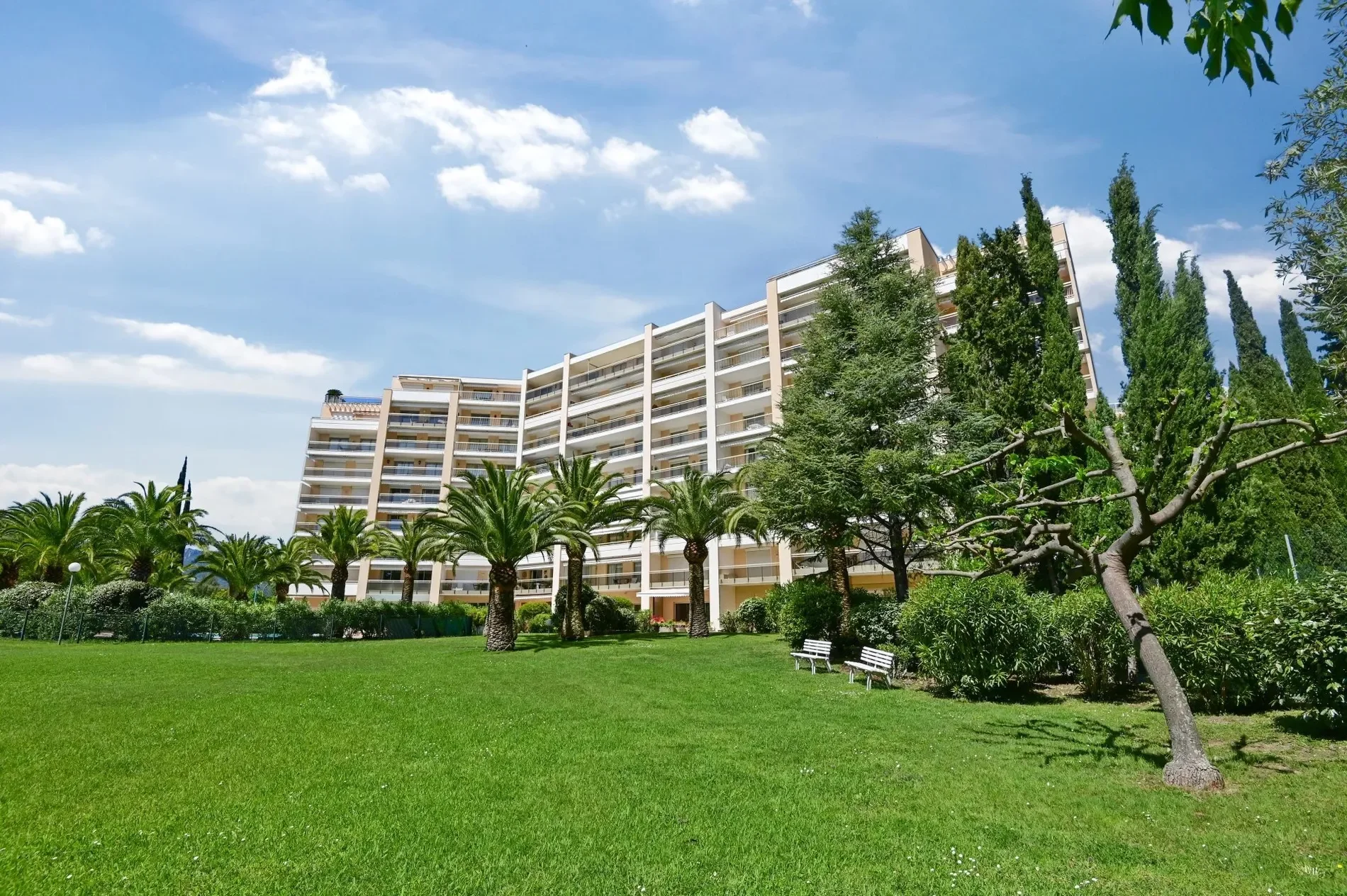 Exterior photo 7