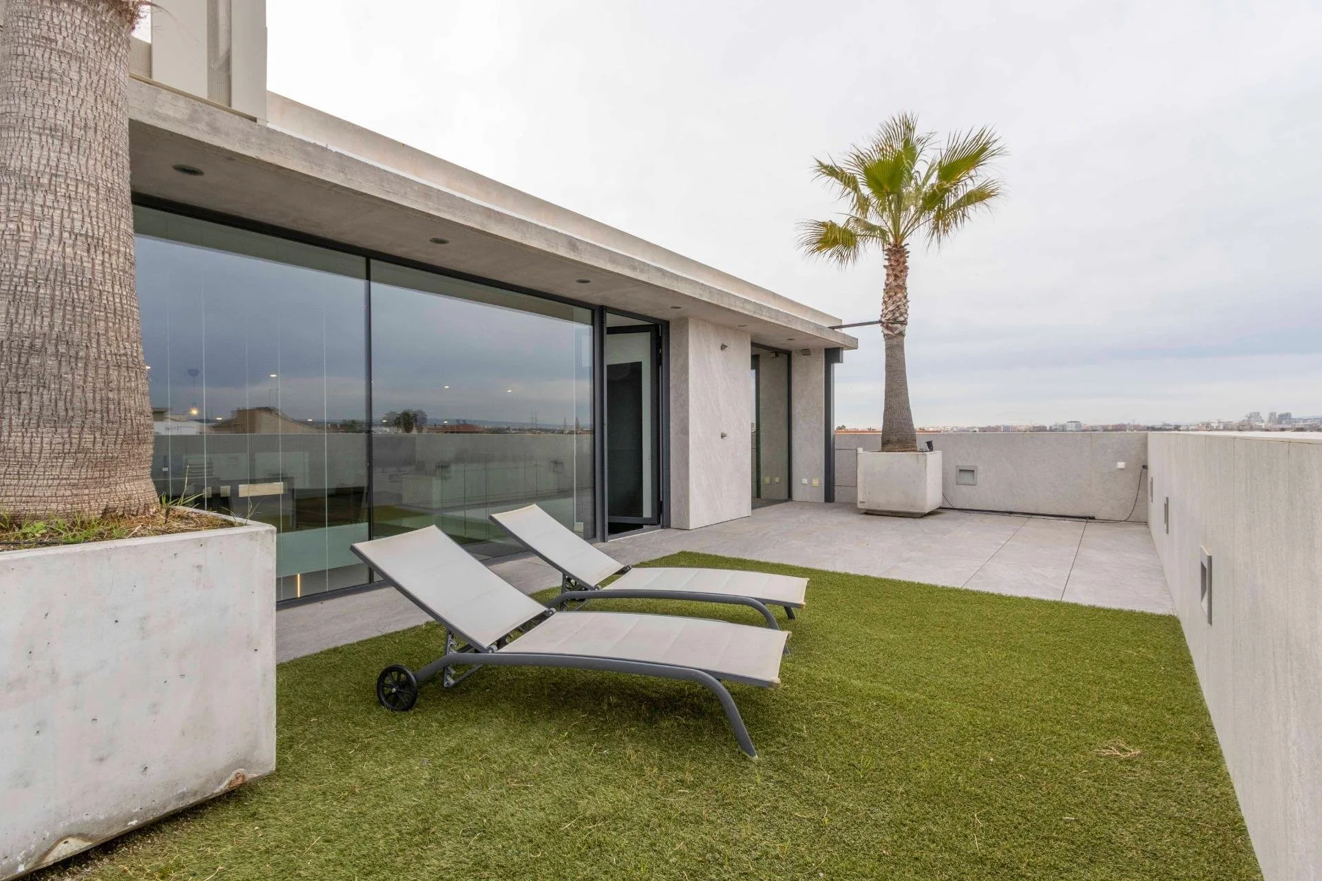 Exterior photo 6