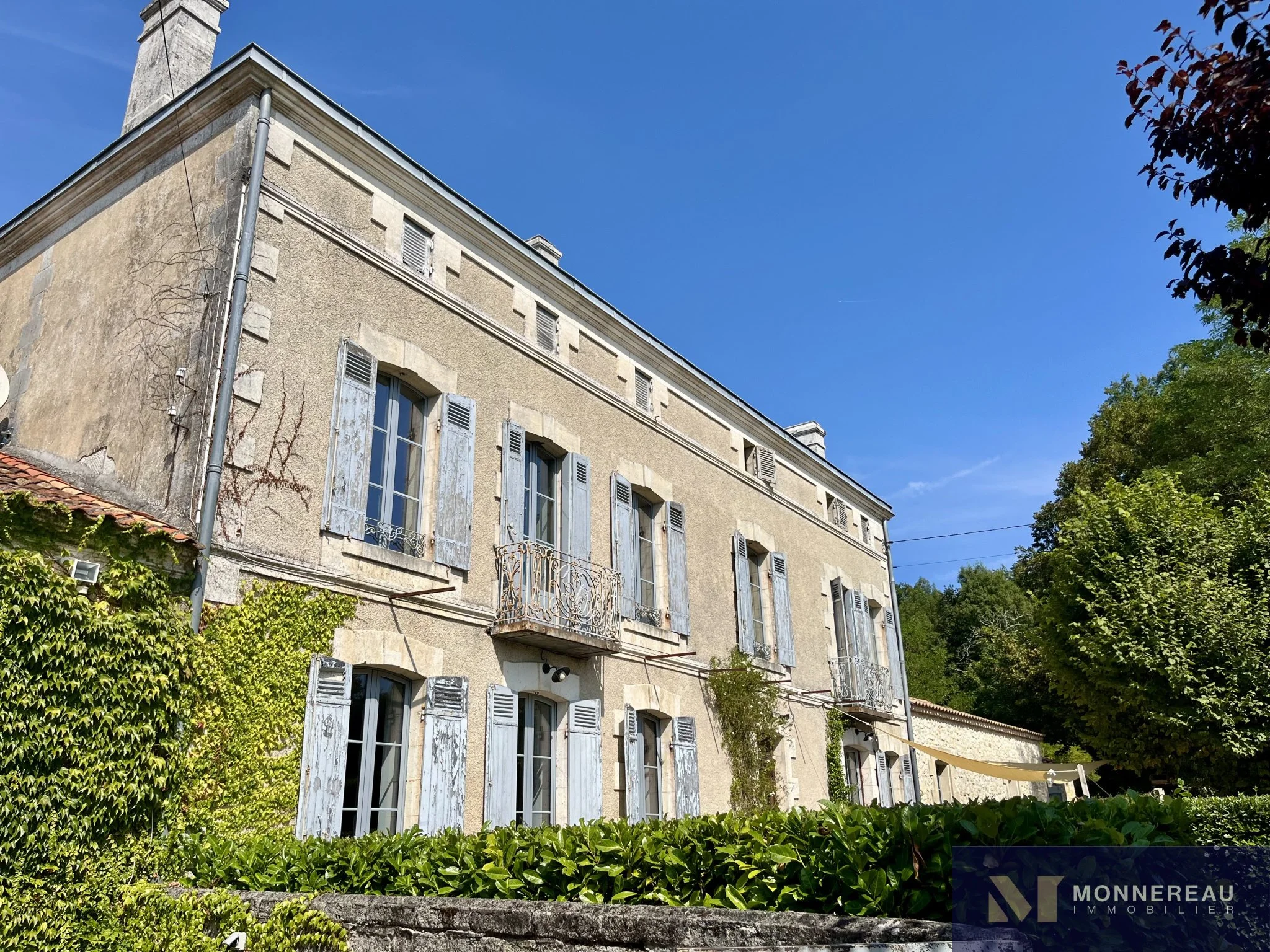 Exterior photo 5