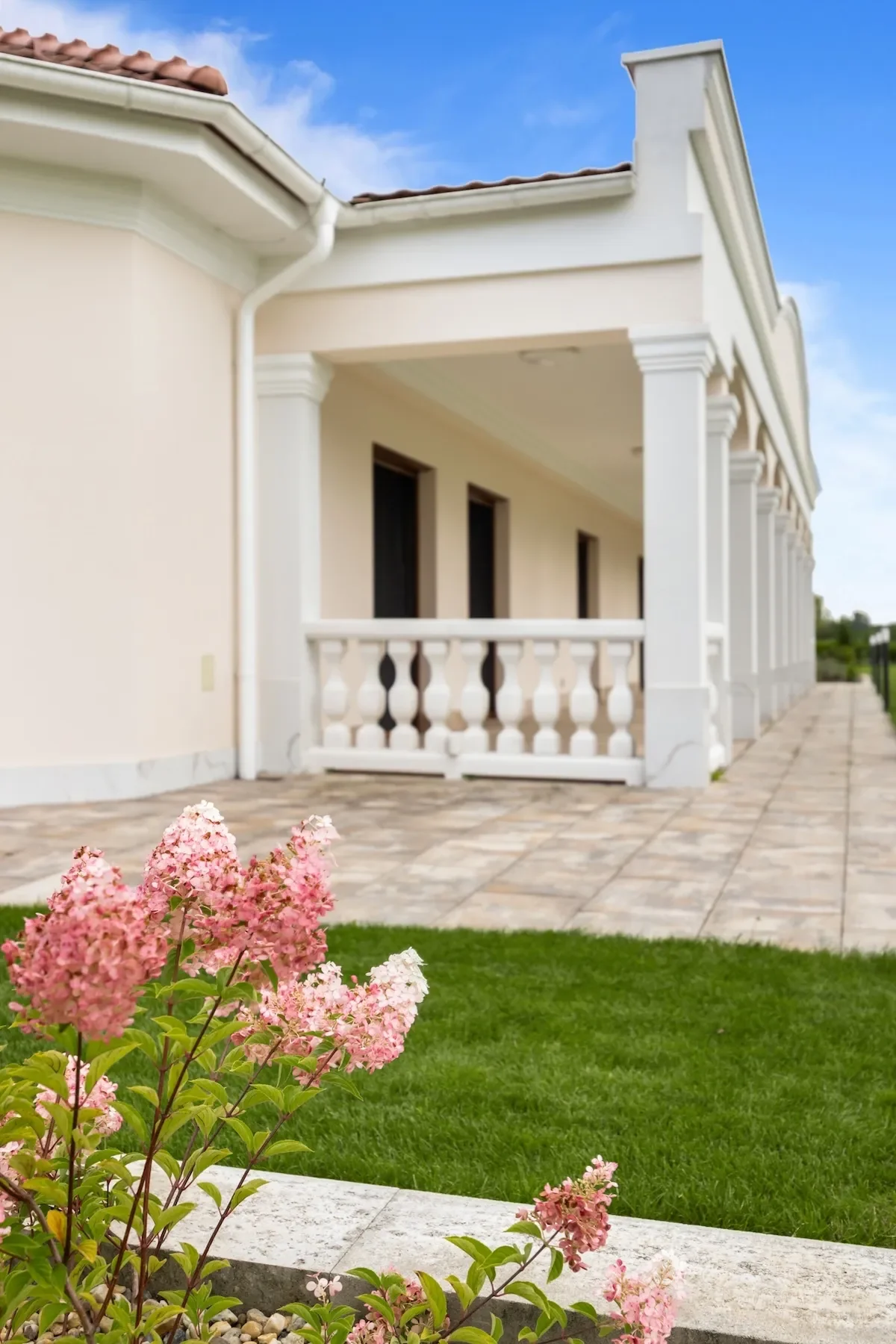 Exterior photo 4