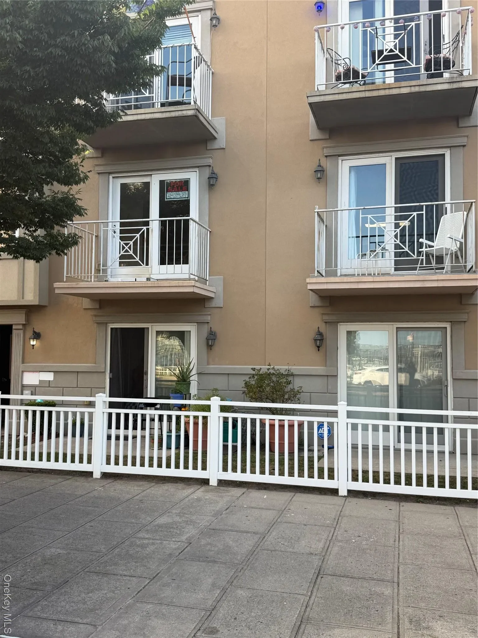 Exterior photo 2