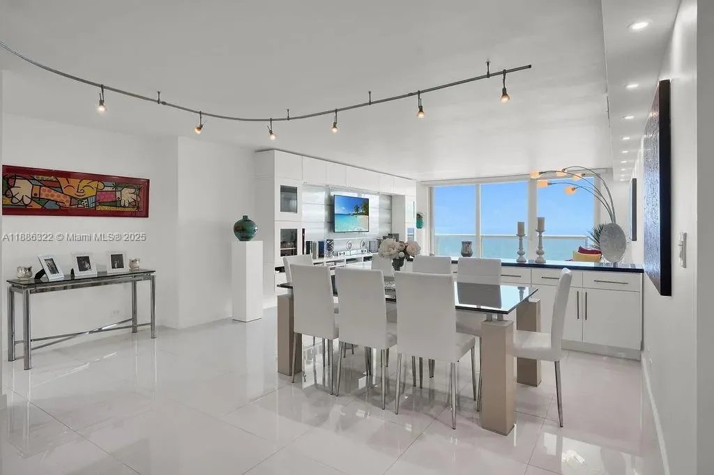 6039 Collins Ave 1126, Miami Beach, Florida, United States. - Photo 18