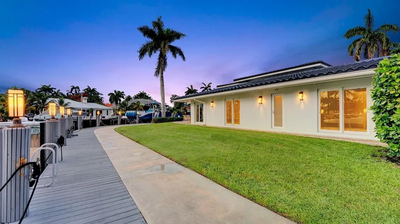 2593 SE 9 Street, Hillsboro Beach, Florida, United States. - Photo 69