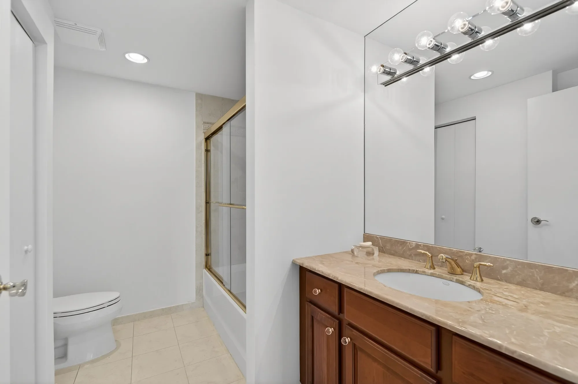 242 Maple Unit# 501, Westbury, NY 11590, Salisbury, New York, United States. - Photo 19