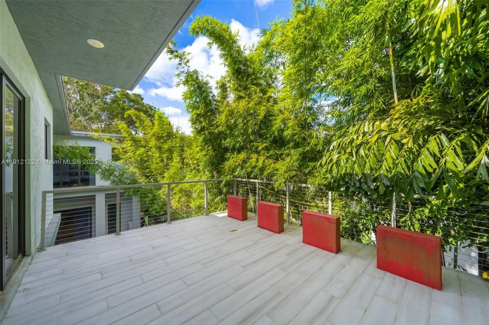 Exterior photo 3