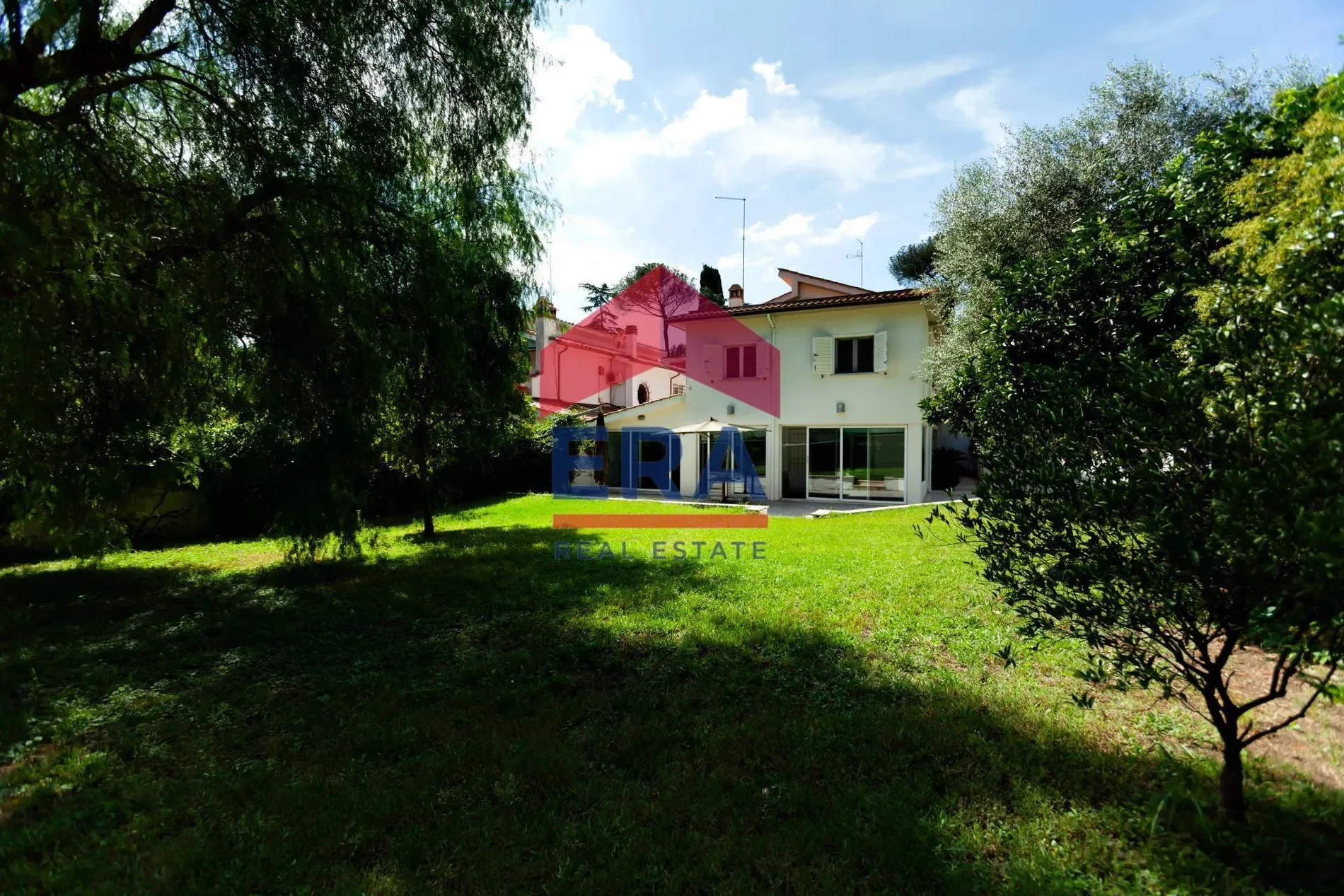 Exterior photo 8