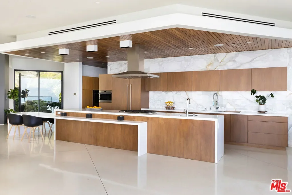 32357 Pacific Coast Highway, Malibu, California, United States. - Photo 15