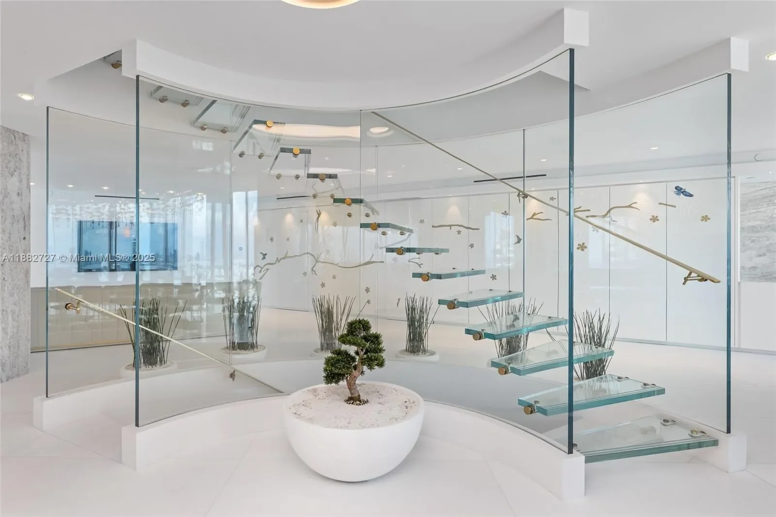 300 S Pointe Dr PH-5, Miami Beach, Florida, United States. - Photo 3