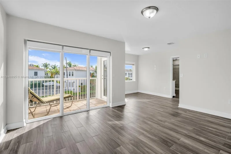 Single Family Residence in Aventura