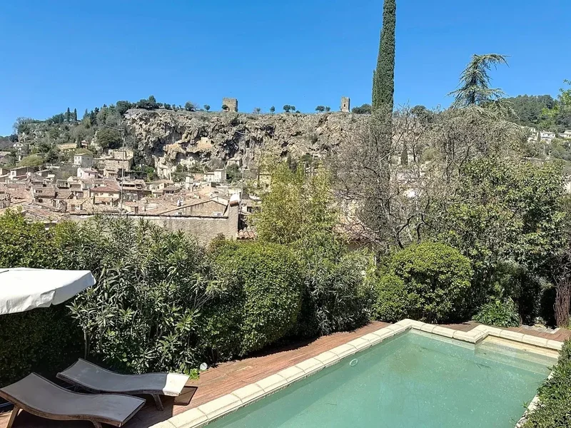 Rare in Cotignac: property in the village with two houses and a pool