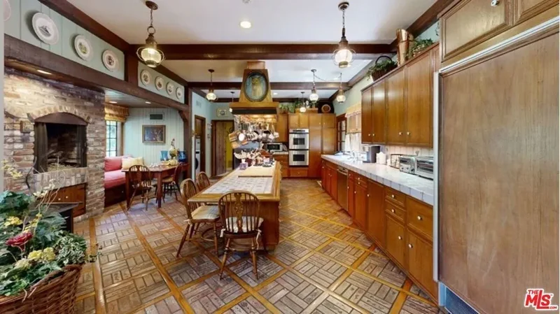 570 S Mapleton Drive, Los Angeles, California, United States. - Photo 20