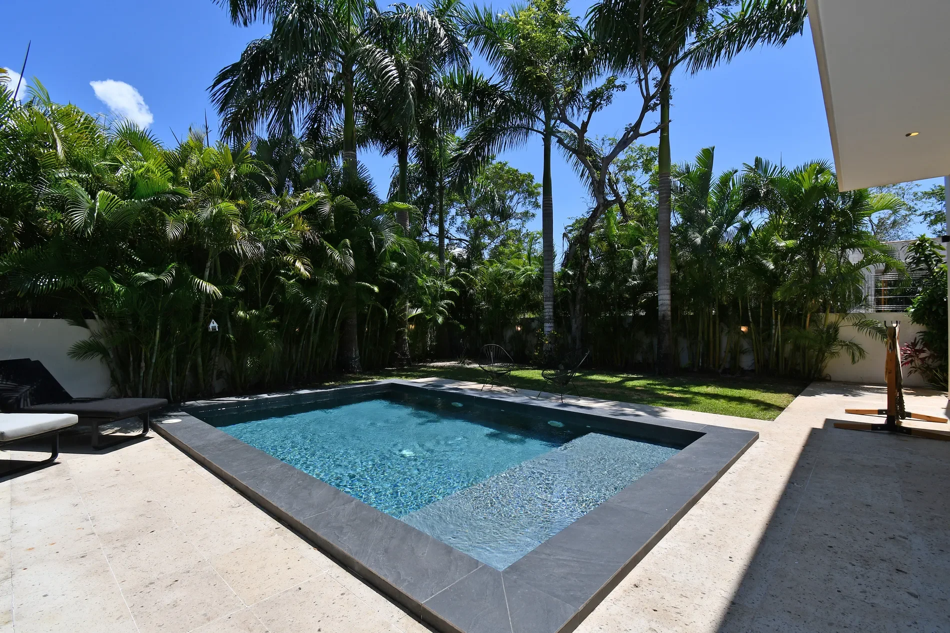 Exterior photo 5