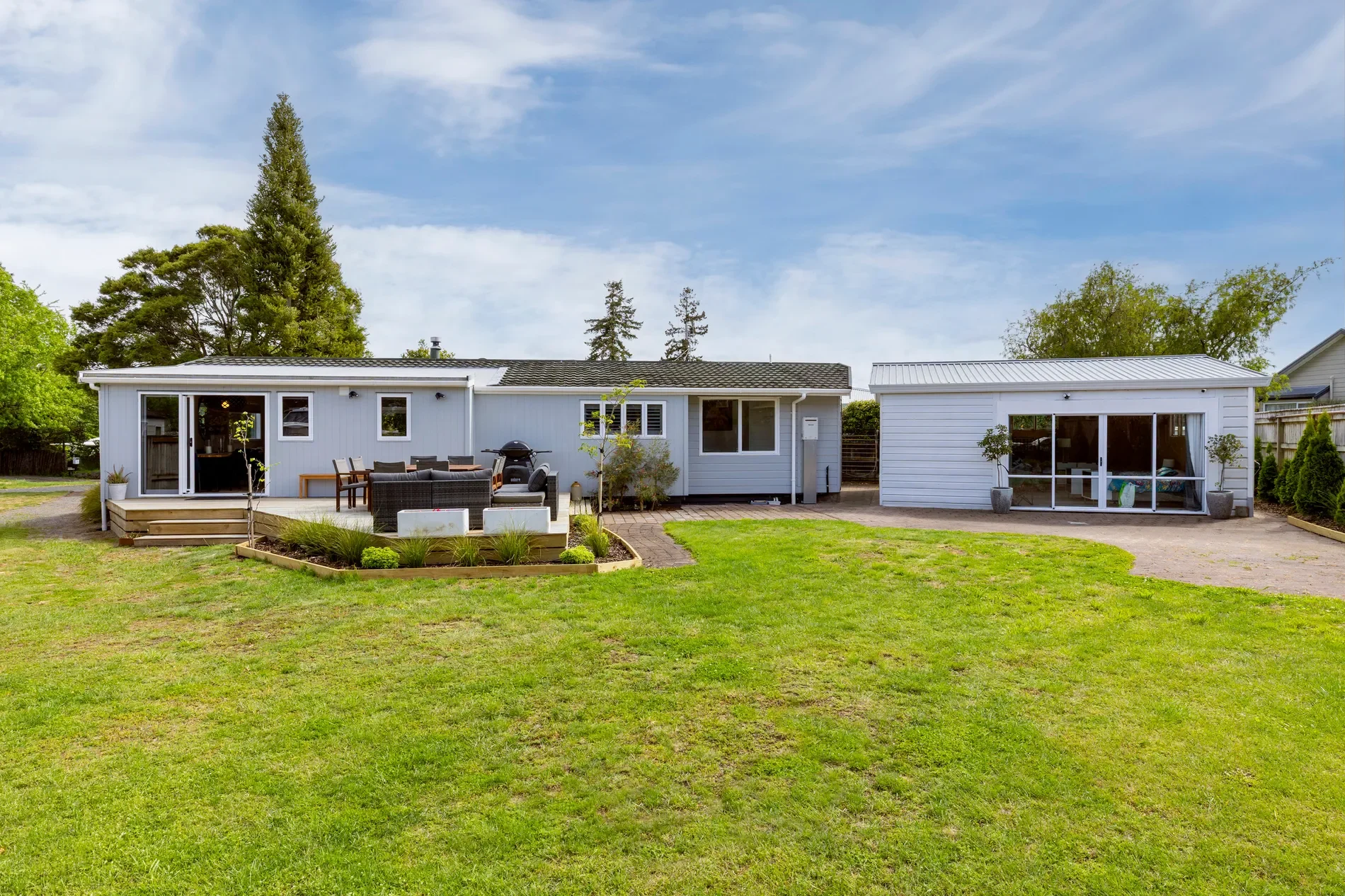 Exterior photo 5