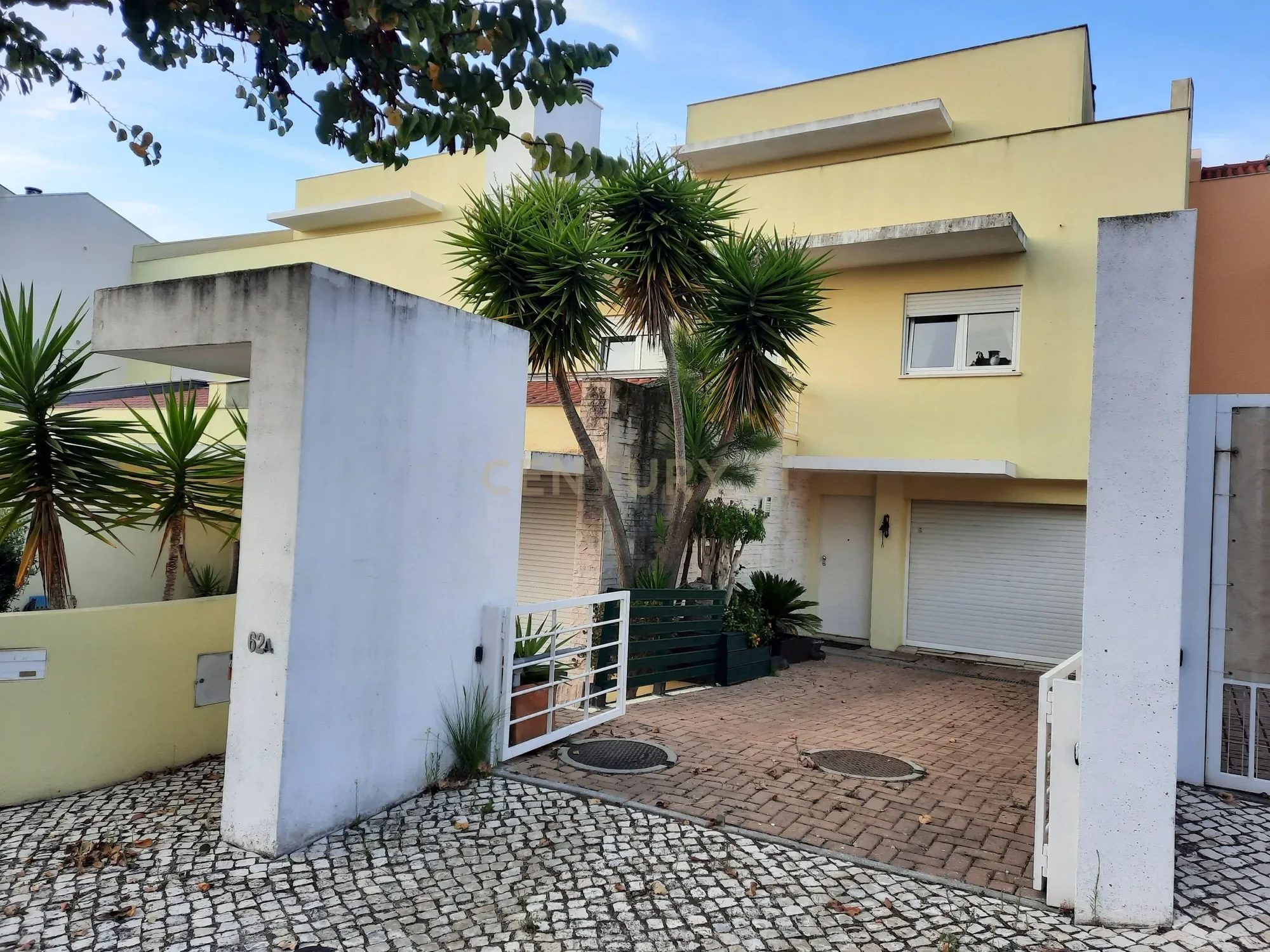 Exterior photo 5