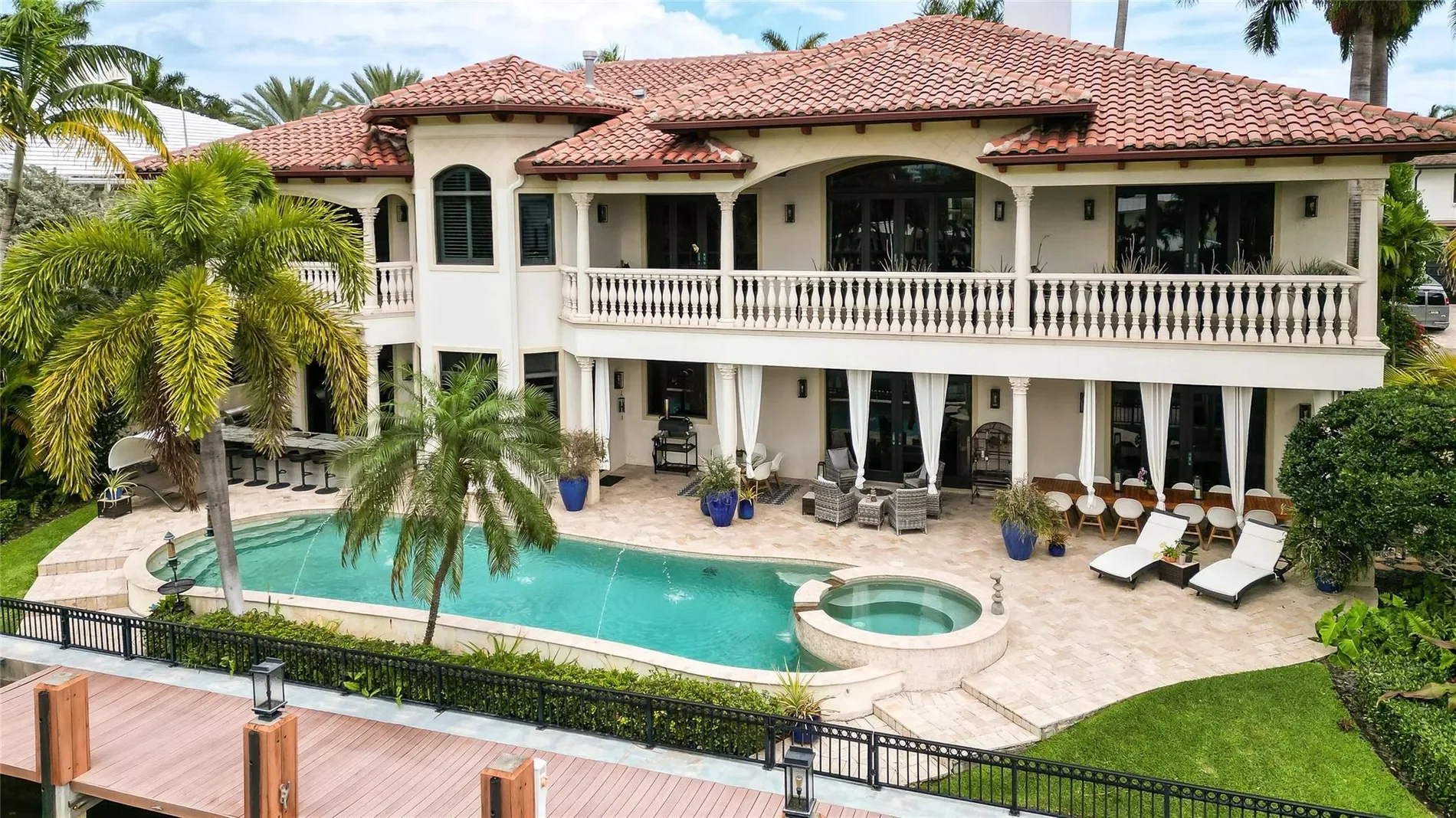 Exterior photo 7