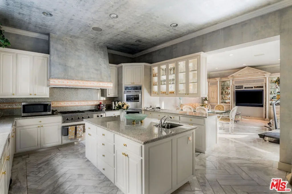 10275 Century Woods Drive, Los Angeles, California, United States. - Photo 31
