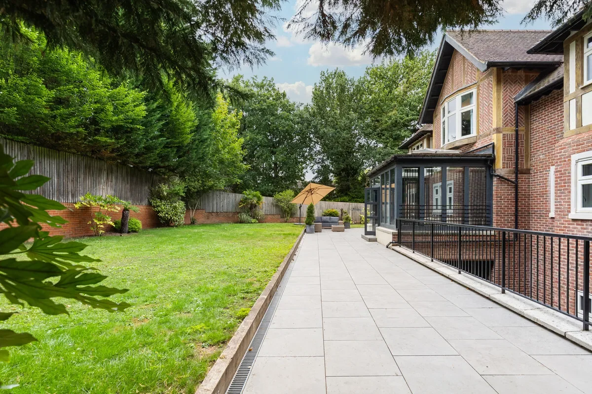 Exterior photo 4
