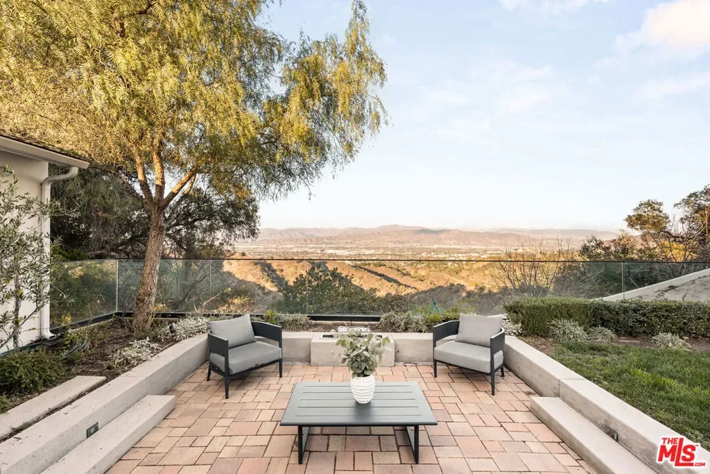 12417 Mulholland Drive, Los Angeles, California, United States. - Photo 2