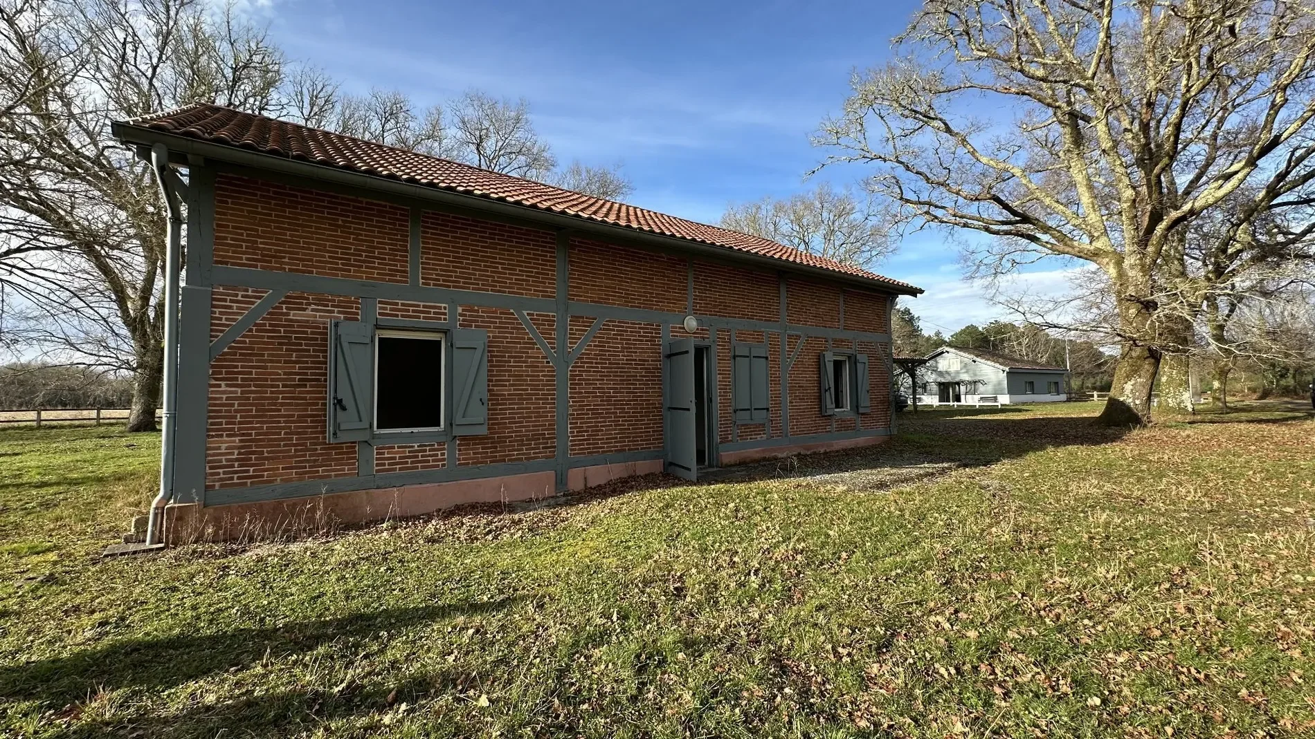 Exterior photo 4