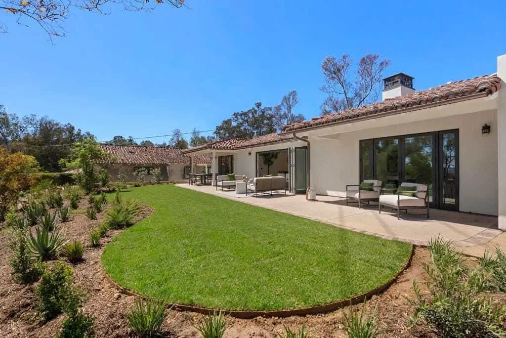 Exterior photo 4