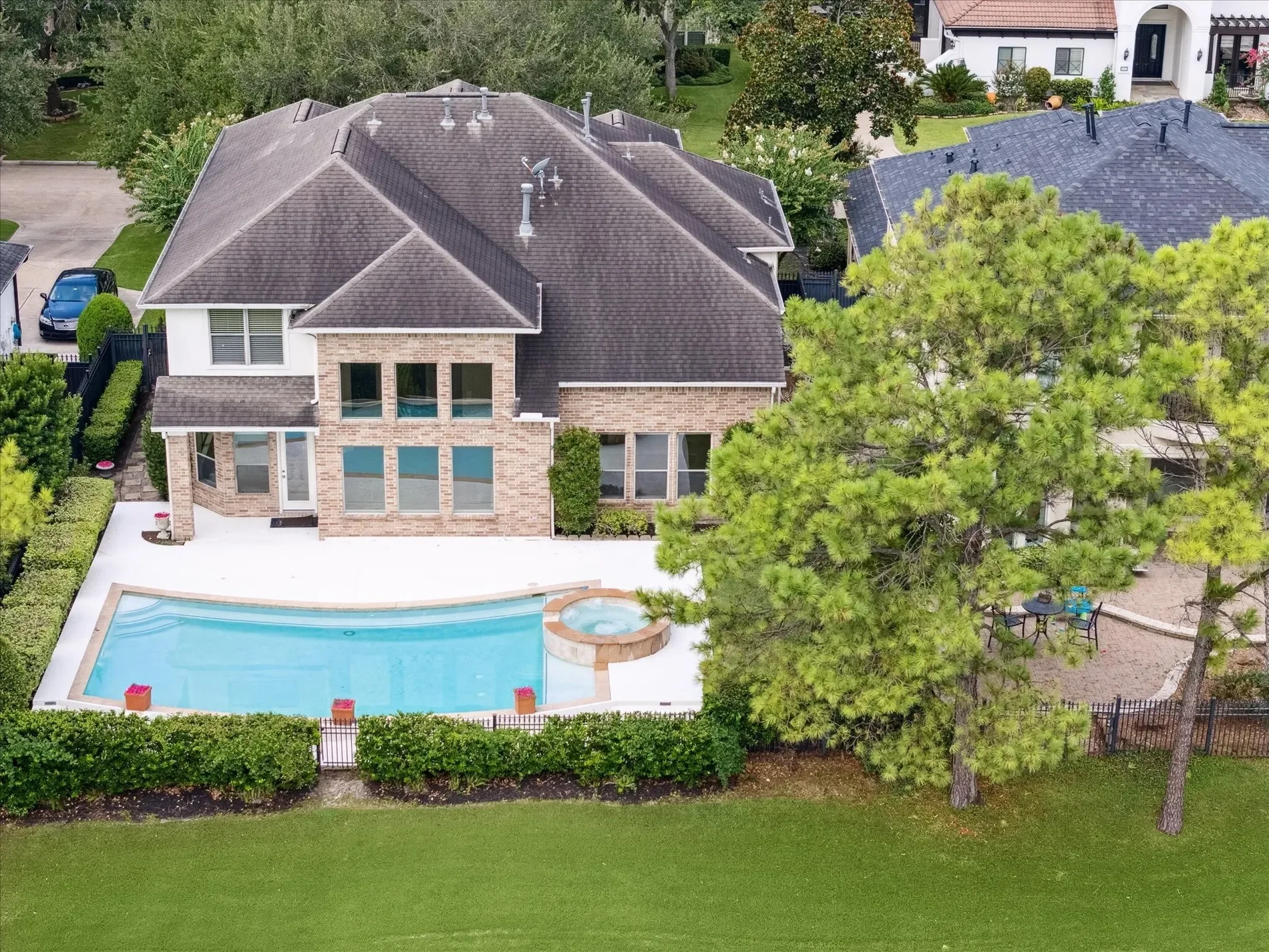 Exterior photo 2